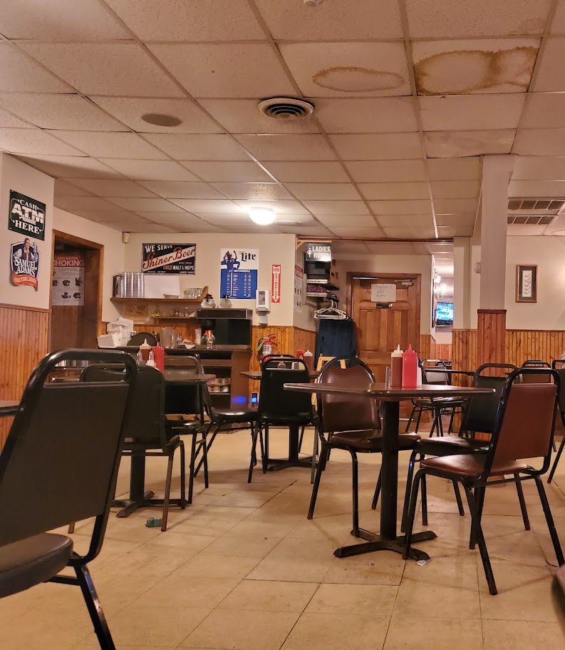 A cozy dining room with tables and chairs.